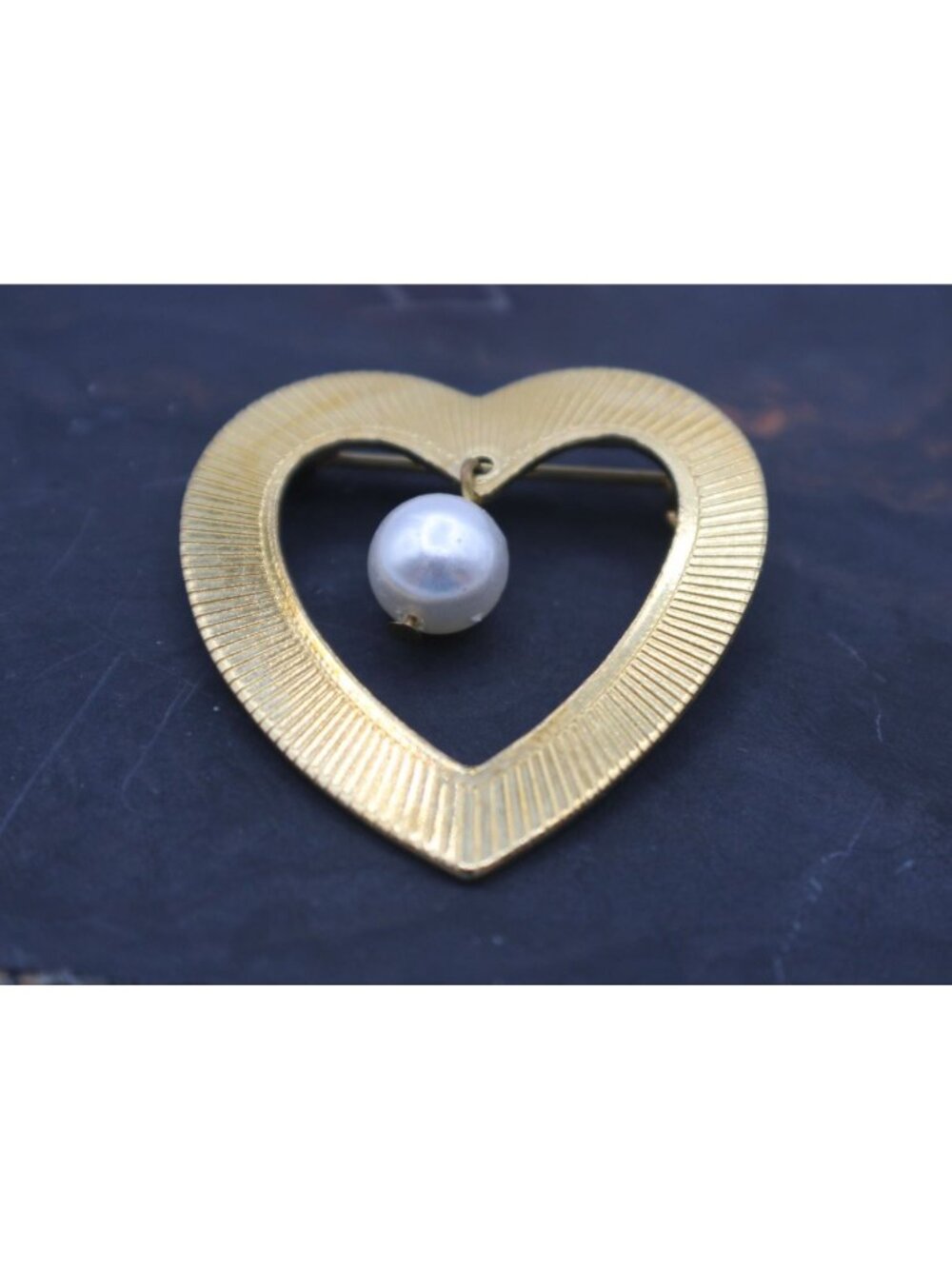 Vintage Gold-Tone Ribbed Metal Open Heart Brooch Dangle Faux Pearl Accent 1.5"
